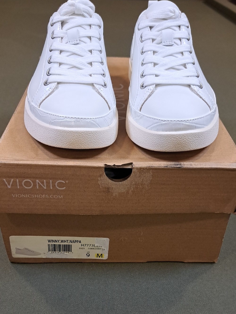 Vionic Winny Sneakers - Color: White - Size: Women 9 - Picture 4 of 11